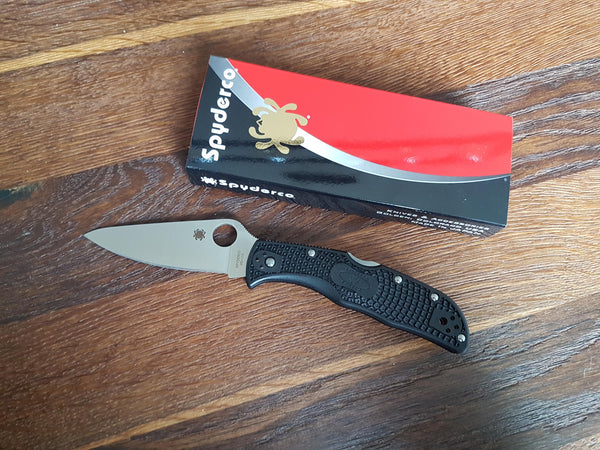 Spyderco Endela Svartur